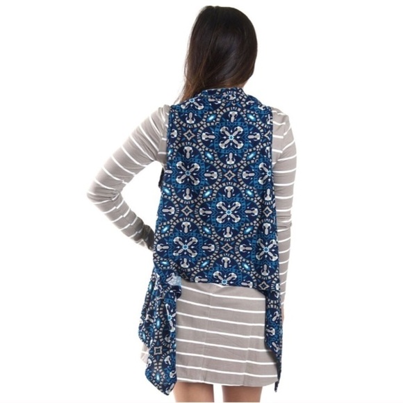 Blue Tile Waterfall Convertible Vest & Scarf - Picture 5 of 5